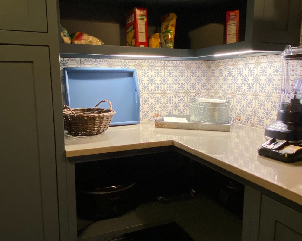 cabin pantry open corners